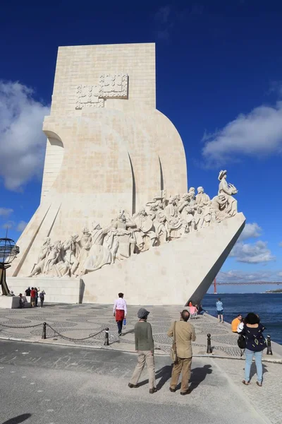 Lisbon Portugal June 2018 People Visit Padrao Dos Descobrimentos Monument — Stock Photo, Image