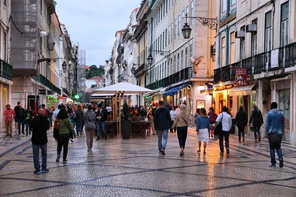 Lisbon Portugalia Czerwca 2018 Wieczorem Lizbonie Ludzie Odwiedzają Ulicę Handlową — Zdjęcie stockowe