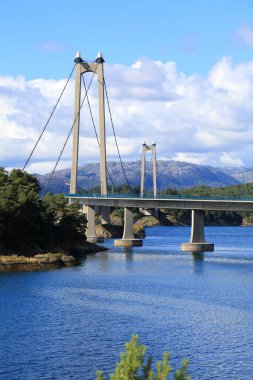 Norveç 'teki Stord Köprüsü (Stordabrua). Önemli asma köprü, Bomlo ve Stord adalarını Norveç anakarasına bağlayan Üçgen Bağlantı 'nın (Trekantsambandet) bir parçası.