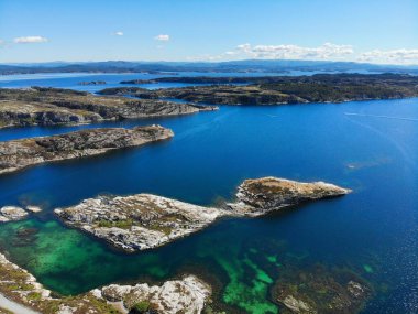 Norveç adaları insansız hava aracı görüntüsü. Oygarden belediyesinde Misje ve Sotra adalarıyla Vestland 'da ada manzarası.
