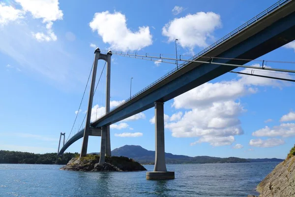 挪威的Bomla Bridge Bomlabrua 连接Bomlo岛和Stord岛与挪威大陆的三角连接 Trekantsambandet 的重要吊桥 — 图库照片