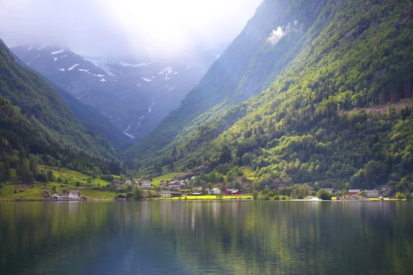 Noruega Paisaje Fiordo Hardanger Con Rayos Sol Granjas Municipio Odda —  Fotos de Stock