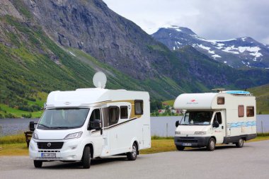 GEIRANGER, NORway - 28 Temmuz 2020: Geiranger, Norveç yakınlarında kamp tatili. 2015 yılında Norveç 'in 8,8 milyon yabancı ziyaretçisi oldu.