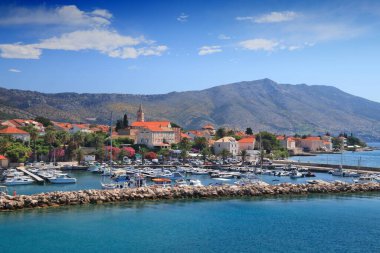 Orebic, Hırvatistan. Peljesac yarımadasındaki tatil köyü. Güzel dağ manzarası.