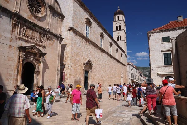 Dubrovnik Croácia Julho 2019 Turistas Visitam Stradun Rua Comercial Pavimentada — Fotografia de Stock