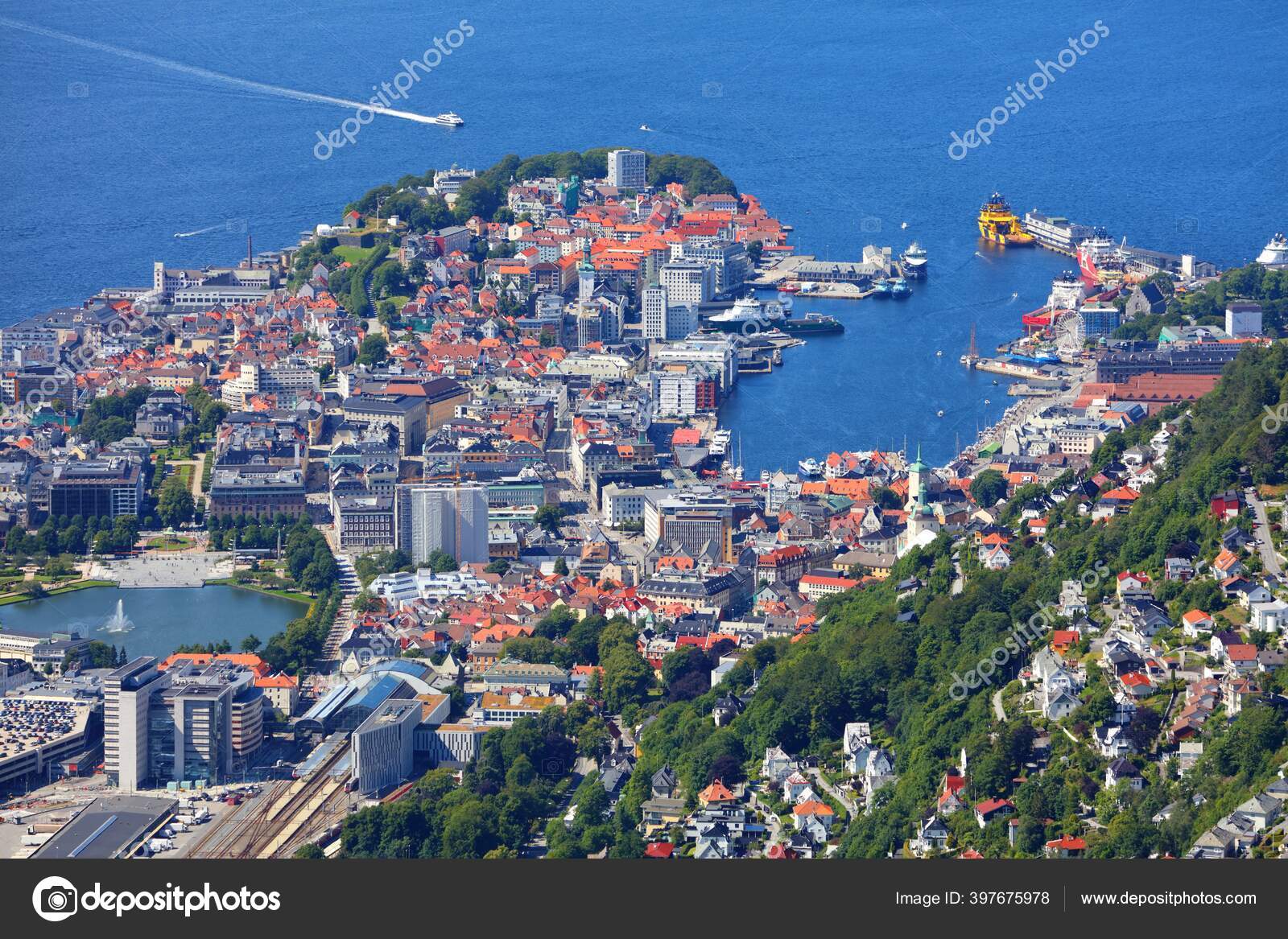 ノルウェーのベルゲン市 ベルゲントハウスとブリッゲン地区のダウンタウンの夏の空の景色 ストック写真 C Tupungato