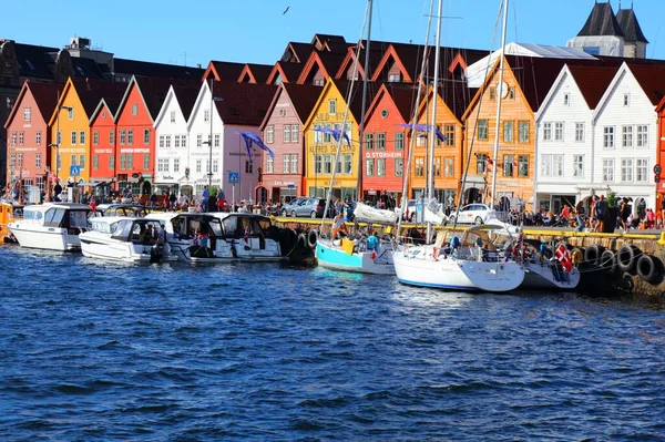 Bergen Norveç Temmuz 2020 Nsanlar Norveç Bryggen Ilçesini Ziyaret Ediyor — Stok fotoğraf