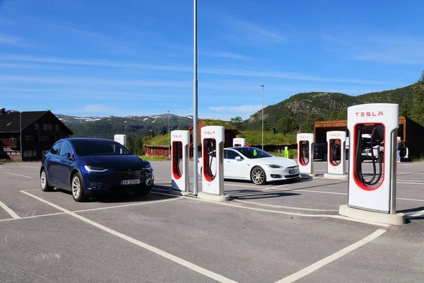 Hovden Norway Lipiec 2020 Samochody Elektryczne Tesla Motors Zaparkowane Przy — Zdjęcie stockowe