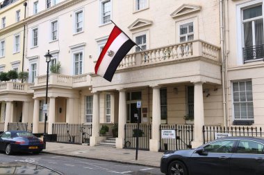 LONDON, İngiltere - 9 Temmuz 2016: Londra 'nın Belgravia ilçesindeki Finlandiya Başkonsolosluğu. Belgravia, son derece pahalı gayrimenkulleri olan dünyanın en zengin mahallelerinden biri..