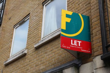 LONDON, İngiltere - 9 Temmuz 2016: Londra, İngiltere 'deki Foxtons emlak acentesi tarafından kiralanan daire. Foxtons Ajansı 60 'tan fazla ofisi olan sınırlı bir kamu şirketidir..