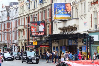 LONDON, İngiltere - 9 Temmuz 2016: İnsanlar West End, Londra 'daki Lyric Theatre ve Apollo Theatre' un yanından geçtiler. West End tiyatroları 2013 yılında 14.4 milyon bilet sattı..
