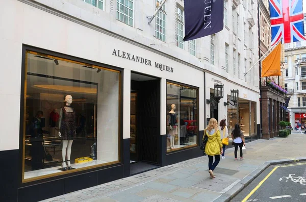 London Storbritannien Juli 2016 Folk Går Förbi Alexander Mcqueens Modebutik — Stockfoto