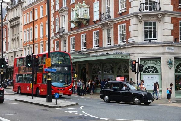 Londen Juli 2016 Mensen Winkelen Piccadilly Street Londen Piccadilly Een — Stockfoto