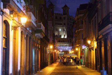 LAS PALMAS, SPAIN - 29 Kasım 2015: Las Palmas, Gran Canaria, İspanya 'daki Vegueta Eski Kasabası' nı ziyaret edenler. Kanarya Adaları 2014 yılında 12,9 milyon ziyaretçi rekoru kırdı..