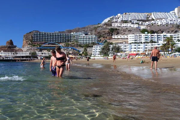 Gran Canaria Spanien December 2015 Människor Besöker Stranden Puerto Rico — Stockfoto