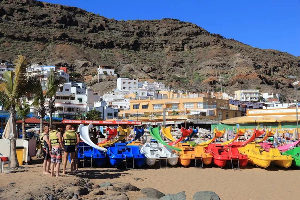 Gran Canaria Spanien December 2015 Man Hyr Färgglada Paddelbåtar Puerto — Stockfoto