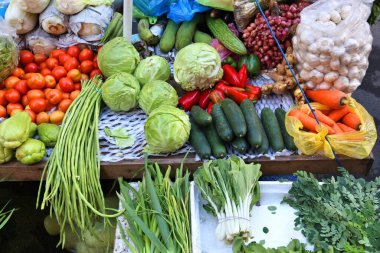 Çin Mahallesi, Manila, Filipinler 'deki taze sebze pazarında lahana, uzun fasulye, salatalık, havuç ve pak choi.