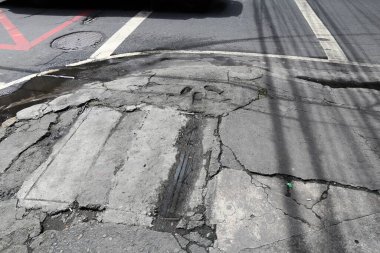 Filipinler, Manila 'da tehlikeli şehir kaldırımı. Tehlikeli delikler ve hasarlı beton.