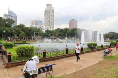 MANILA, PHILIPPINES - 24 Kasım 2017: İnsanlar Filipinler 'in Ermita ilçesindeki Rizal Park çeşmelerini ziyaret ediyor. Metro Manila, 24 milyon insanın yaşadığı dünyanın en büyük kentsel alanlarından biri..