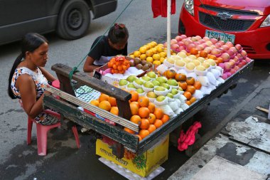 MANILA, PHILIPPINES - 25 Kasım 2017: Satıcılar Filipinler 'in Manila kentindeki Binondo bölgesinde meyve satarlar. Metro Manila, 24 milyon insanın yaşadığı dünyanın en büyük kentsel alanlarından biri..