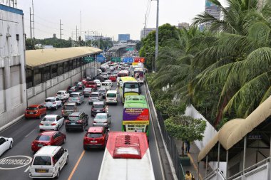 MANILA, PHILIPPINES - 8 ARALIK 2017: Metro Manila, Filipinler 'de tipik trafik sıkışıklığı. Metro Manila, 24 milyon insanın yaşadığı dünyanın en büyük kentsel alanlarından biri..