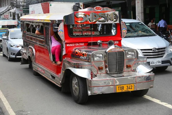 Manila Filipinas Noviembre 2017 Gente Monta Jeepney Transporte Público Tráfico — Foto de Stock