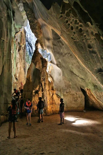 Palawan Philippines Dezembro 2017 Pessoas Visitam Caverna Cadugnon Passeio Ilha — Fotografia de Stock