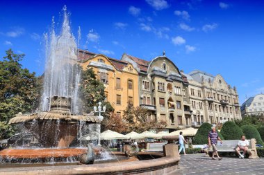 TIMISOARA, ROMANIA - 14 Ağustos 2012: İnsanlar Romanya 'nın Timisoara kentini ziyaret ediyor. Romanya 'ya 2010 yılında 7,5 milyon yabancı ziyaretçi geldi. Timisoara üçüncü büyük şehir ve popüler turizm merkezidir..