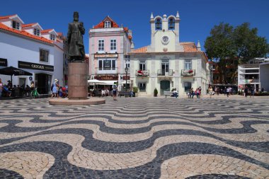 CASCAIS, PORTUGAL - 21 Mayıs 2018: Turistler Cascais şehir merkezini ziyaret etti. Portekiz 'in 2017 yılında 12,7 milyon yabancı ziyaretçisi oldu..