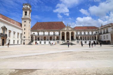 COIMBRA, PORTUGAL - 26 Mayıs 2018: Portekiz 'deki Coimbra Üniversitesi' ni ziyaret ediyorlar. Üniversite UNESCO 'nun Dünya Mirasları Alanıdır..