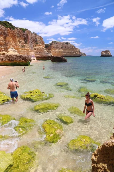 Algarve Portugal Mayo 2018 Los Asistentes Playa Visitan Playa Marinha — Foto de Stock