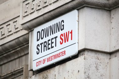 LONDON, İngiltere - 23 Nisan 2016: Londra, İngiltere 'de Downing Street tabelası. 10. Hükümet, İngiltere Başbakanı 'nın ofisidir..