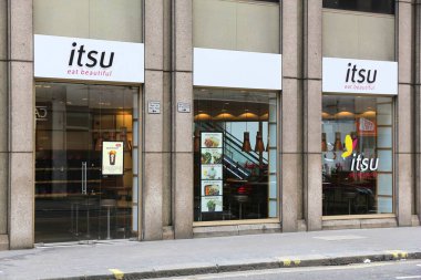 LONDON, İngiltere - 23 Nisan 2016: Itsu Sağlık ve Mutluluk Restoranı, Londra, İngiltere. Asya fast food 'larından esinlenilen restoran zincirinin İngiltere' de 70 yeri vardır..