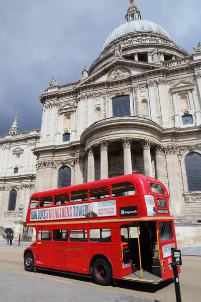 London Storbritannien April 2016 Folk Åker Klassiska Routemaster Stadsbuss London — Stockfoto