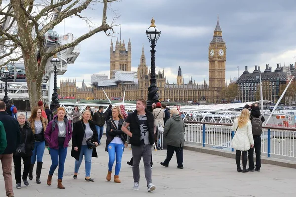 London Storbritannia April 2016 People Visit Thames Embankment London Storbritannia – stockfoto