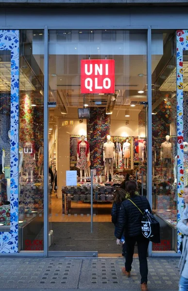 Londres Reino Unido Abril 2016 Gente Compra Uniqlo Oxford Street —  Fotos de Stock