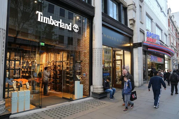 London Kwietnia 2016 Ludzie Kupują Timberland Oxford Street Londynie Oxford — Zdjęcie stockowe