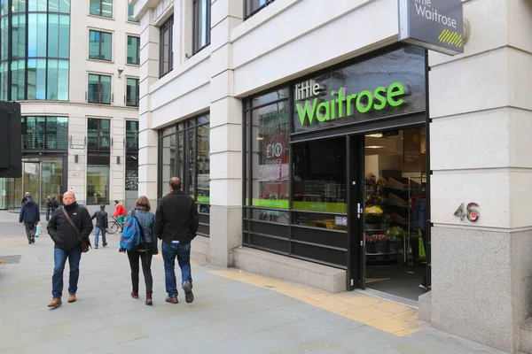 2016年4月23日 人们走过伦敦的小威特罗斯商店 威特罗斯超市在英国有350个分店 — 图库照片