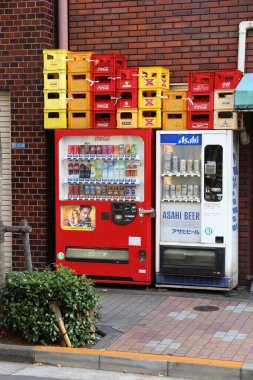 TOKYO, JAPONYAN - 29 Kasım 2016: Tokyo 'da meşrubat ve bira otomatları. Japonya, ülke çapında 5,5 milyondan fazla makinesiyle otomatlarıyla meşhurdur..