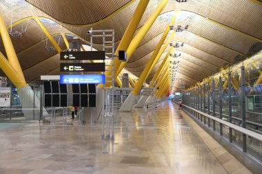 MADRID, İspanya - 6 Aralık 2016: İspanya 'daki T4 Madrid Barajas Terminali' nde insanlar bekliyor. 2016 yılında 50.4 milyon yolcu ile Avrupa 'nın en işlek 6. havaalanıdır. AENA tarafından yönetiliyor..
