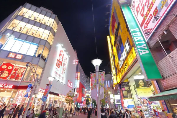 2016年11月29日 人们夜间在东京市池室区购物 东京是日本的首都 780万人居住在市区 — 图库照片