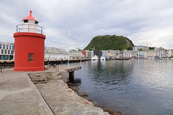 2020年7月27日 人们参观阿莱松德市的Molja灯塔 阿莱松德镇是挪威西部最大的城镇 — 图库照片