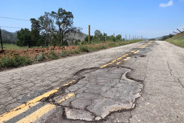 Pothole Road Uszkodzona Nawierzchnia Jezdni Kalifornii Usa — Zdjęcie stockowe