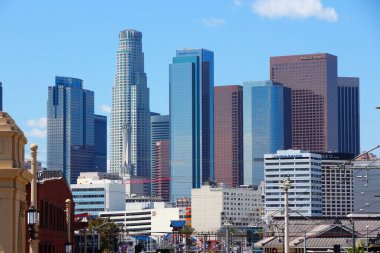 LOS ANGELES, ABD - 5 Nisan 2014: Los Angeles 'ta şehir silueti manzarası. Los Angeles, ABD 'nin en kalabalık ikinci şehridir (3,792,621 kişi).).