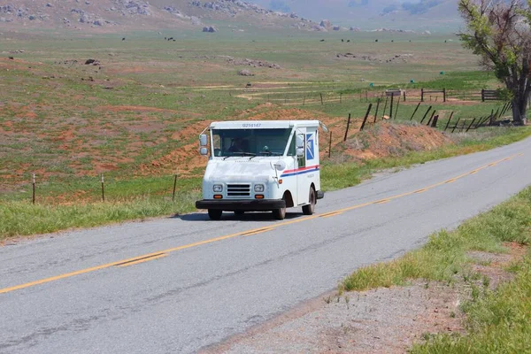California カリフォルニア州 エイプリル社2014年12月12日 郵便配達人が米国の郵便配達車をカリフォルニア州トゥラーレ郡の遠隔地に運転しています Uspsは遠隔地で唯一の配送サービスです — ストック写真