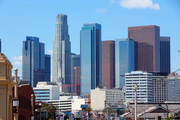 LOS ANGELES, ABD - 5 Nisan 2014: Los Angeles 'ta şehir silueti manzarası. Los Angeles, ABD 'nin en kalabalık ikinci şehridir (3,792,621 kişi).).