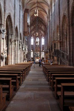 NUREMBERG, GERMANY - 8 Mayıs 2018: İnsanlar Nuremberg 'deki St. Lorenz Kirche' yi (Saint Lawrence Kilisesi) ziyaret eder. Gotik yapı Bavyera 'daki Evanjelik Luteryan Kilisesi' ne ait..