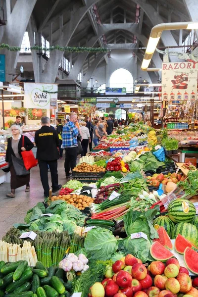 WROCLAW, POLAND - 11 Mayıs 2018: Müşteriler Polonya 'daki Wroclaw Pazar Salonu' nu (Hala Targowa) ziyaret ettiler. Kapalı pazar yeri 1908 'den beri var..