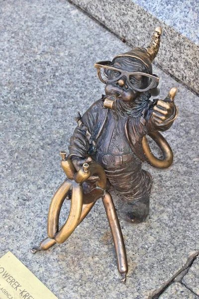 Wroclaw, POLAND - 2 Eylül 2018: Wroclaw, Polonya 'da cüce veya cüce küçük bronz heykel. Wroclaw 'ın şehirde çeşitli sanatçıların 350 cüce heykeli var..