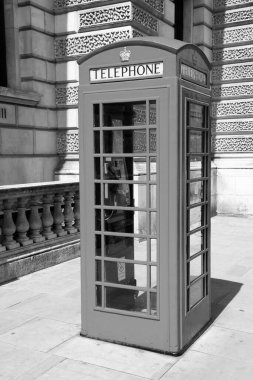 Londra, İngiltere - telefon kulübesi tipik İngiltere için. Siyah ve beyaz bağbozumu tarzı.
